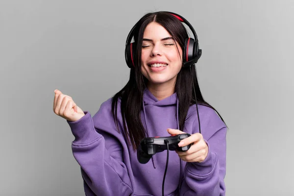 年轻的游戏女性 头戴耳机 头戴套头毛衣 — 图库照片