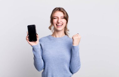 Güzel genç bayan akıllı telefon kullanıyor.