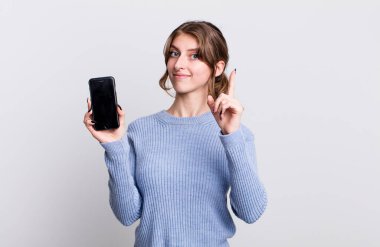 Güzel genç bayan akıllı telefon kullanıyor.