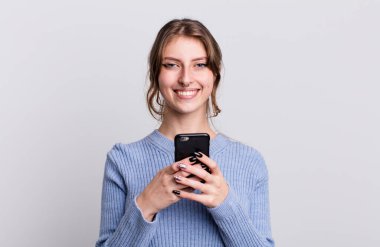 Güzel genç bayan akıllı telefon kullanıyor.