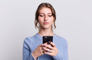 Güzel genç bayan akıllı telefon kullanıyor.