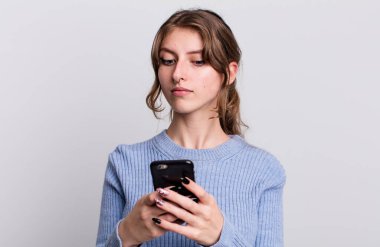 Güzel genç bayan akıllı telefon kullanıyor.