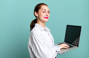 Dizüstü bilgisayarı olan genç, güzel üniversite öğrencisi bir kadın.