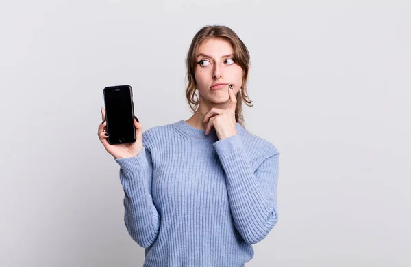 Pretty Young Woman Using Smartphone — Stock Photo, Image