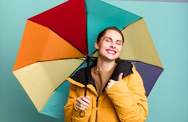 Giovane Donna Carina Adulta Con Ombrello Pioggia Inverno Freddo Concetto — Foto Stock