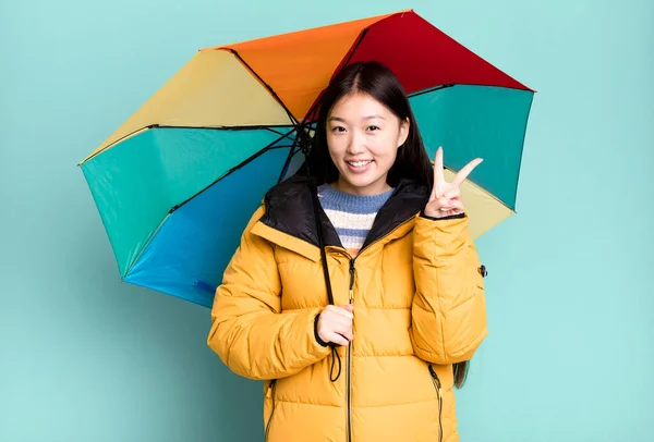 Genç Güzel Asyalı Bir Kadın Anorak Şemsiye Giyiyor Kış Soğuk — Stok fotoğraf