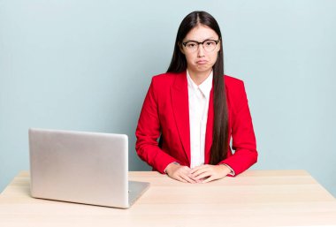 Güzel Asyalı kadın üzgün ve mızmızlanıyor. Mutsuz bir bakışı var ve ağlıyor. iş masası konsepti