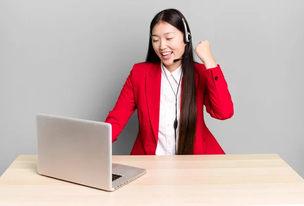 Jonge Volwassen Aziatische Zakenvrouw Bureau Laptopconcept — Stockfoto