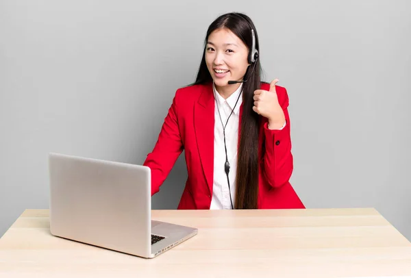 Fiatal Felnőtt Csinos Ázsiai Üzletasszony Íróasztal Laptop Koncepció — Stock Fotó