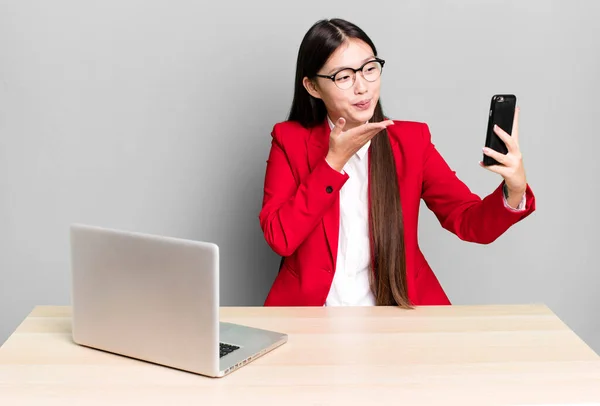 Fiatal Felnőtt Csinos Ázsiai Üzletasszony Íróasztal Laptop Koncepció — Stock Fotó