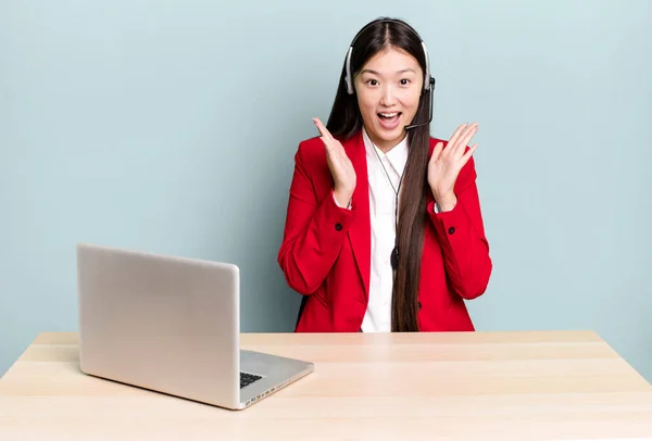 Pretty Asian Woman Feeling Happy Astonished Something Unbelievable Business Desk — Foto de Stock
