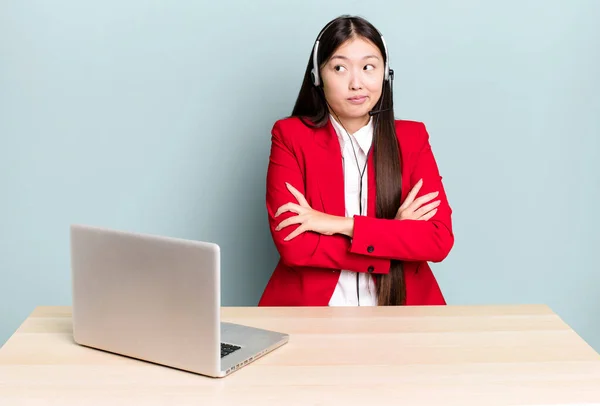 Vrij Aziatische Vrouw Shrugging Zich Verward Onzeker Voelen Business Desk — Stockfoto