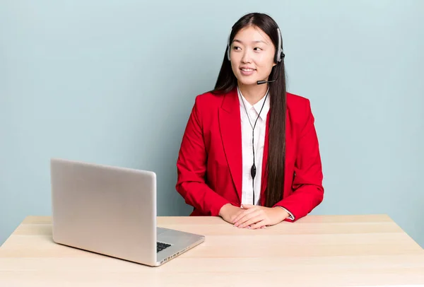 Mooie Aziatische Vrouw Profiel Bekijken Denken Verbeelden Dagdromen Business Desk — Stockfoto