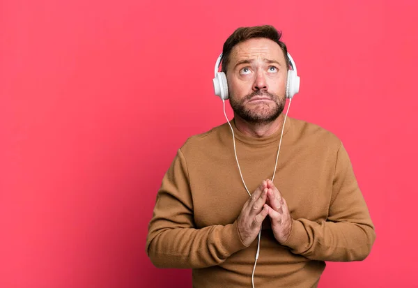Middelbare Leeftijd Man Luisteren Muziek Met Zijn Hoofdtelefoon Sport Coach — Stockfoto