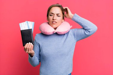 Güzel sarışın kadın mutlu bir şekilde gülümsüyor ve hayal kuruyor ya da şüphe ediyor. uçuş yolcu kavramı