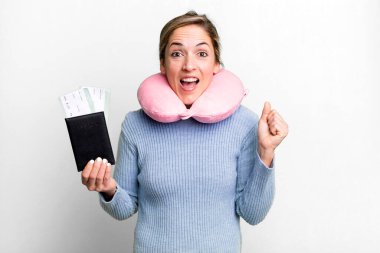 Güzel sarışın kadın şokta, gülüyor ve başarıyı kutluyor. uçuş yolcu kavramı