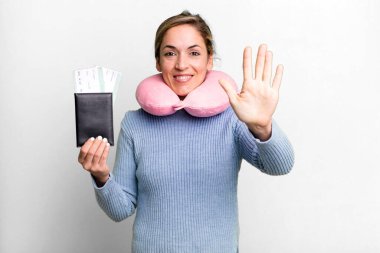 Güzel sarışın kadın gülümsüyor ve arkadaş canlısı görünüyor, beş numarayı gösteriyor. uçuş yolcu kavramı