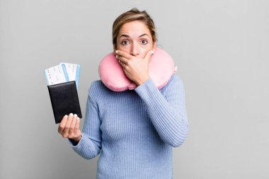 Güzel sarışın kadın, elleri ile ağzını kapatıyor ve şoka uğruyor. uçuş yolcu kavramı