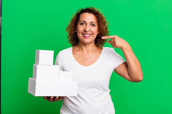 自信を持って笑顔で笑顔を見せる中年女性 空白の白い箱の包装 — ストック写真