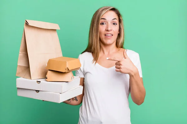 Pretty Blonde Woman Looking Excited Surprised Pointing Side Delivery Take — Photo