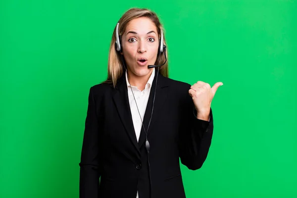Pretty Blonde Woman Looking Astonished Disbelief Telemarketing Concept — 图库照片