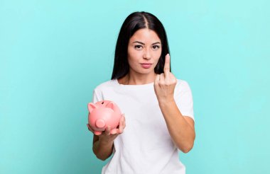 İspanyol güzel kadın kızgın, sinirli, isyankar ve bir domuz kumbarasına karşı saldırgan hissediyor.