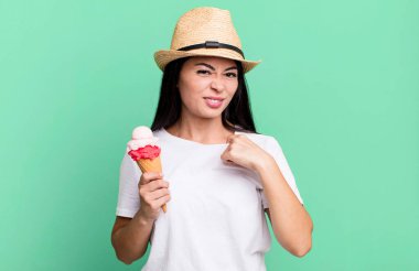 İspanyol güzel kadın stresli, endişeli, yorgun ve hayal kırıklığına uğramış hissediyor. dondurma ve yaz konsepti