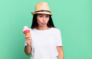 İspanyol güzel bir kadın üzgün ve mızmızlanıyor. Mutsuz bir bakışı var ve ağlıyor. dondurma ve yaz konsepti
