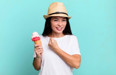 İspanyol güzel kadın kendini mutlu hissediyor ve bir meydan okumayla yüzleşiyor ya da kutluyor. dondurma ve yaz konsepti