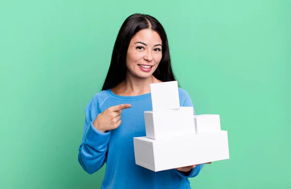 Hispanic Pretty Woman Looking Excited Surprised Pointing Side White Boxes — Foto Stock
