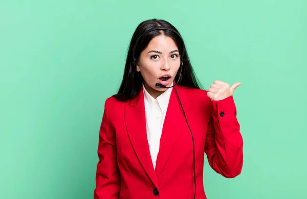 Hispanic Pretty Woman Looking Astonished Disbelief Telemarketing Concept — Foto Stock