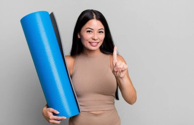 İspanyol güzel kadın gülümsüyor ve dost canlısı görünüyor, yoga konseptini gösteriyor.