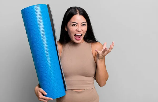 Hispanic Mooie Vrouw Zoek Wanhopig Gefrustreerd Gestresst Yoga Concept — Stockfoto