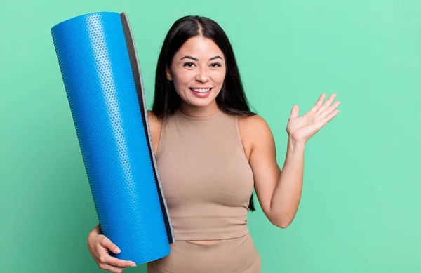 Hispanic Pretty Woman Feeling Happy Surprised Realizing Solution Idea Yoga — Photo