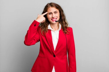 İspanyol güzel kadın kafası karışık ve şaşkın hissediyor, senin deli olduğunu gösteriyor. tele pazarlama kavramı