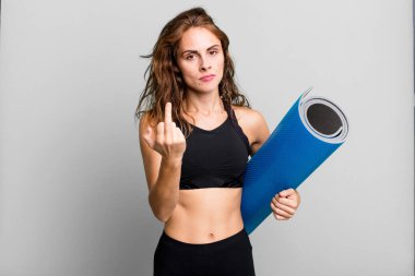 İspanyol güzel kadın kızgın, sinirli, asi ve agresif hissediyor. fitness ve yoga konsepti