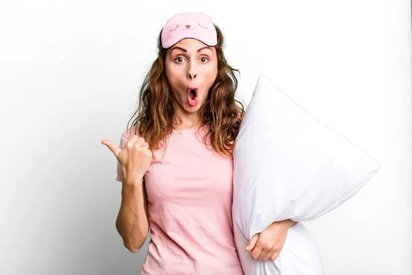 Hispanic Pretty Woman Looking Astonished Disbelief Wearing Pajamas Pillow — Stock Photo, Image