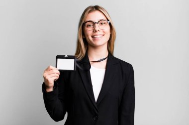 Akreditasyon kartı olan genç ve güzel bir kadın.