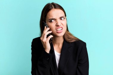 Genç ve güzel iş kadını akıllı telefonunu kullanıyor.