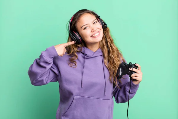 Hispanic Pretty Woman Smiling Confidently Pointing Own Broad Smile Gamer — Stock Photo, Image