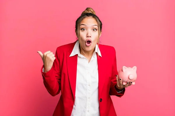 Hispanic Pretty Woman Looking Astonished Disbelief Piggy Bank — Stock Photo, Image