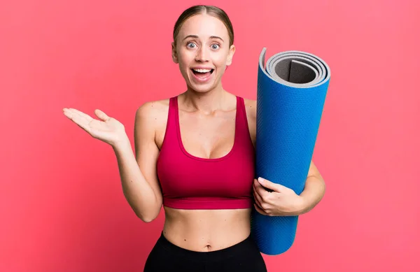 Caucasian Pretty Woman Feeling Happy Surprised Realizing Solution Idea Fitness — Photo