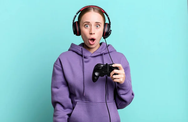 Caucasian Pretty Woman Looking Very Shocked Surprised Gamer Concept — Foto Stock