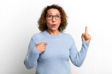 Orta yaşlı İspanyol bir kadın gururlu ve şaşırmış, kendine güvenen, kendini bir numara gibi hisseden