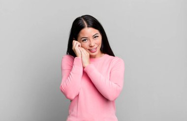 Güzel Latin bir kadın aşık ve sevimli görünüyor. Sevimli ve mutlu. Romantik bir şekilde gülümsüyor.