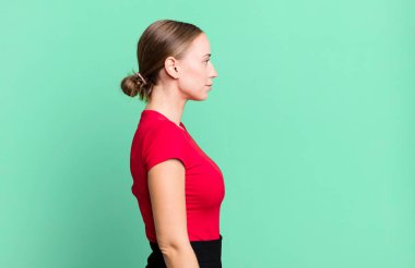 Profil görünümünde ilerideki boşluğu kopyalamak, düşünmek, hayal etmek veya hayal kurmak