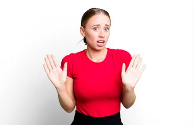 Gergin, endişeli ve endişeli görünüyor. Benim hatam olmadığını söylüyor. Yoksa ben yapmadım. 