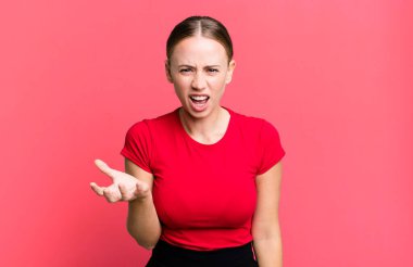 Kızgın, sinirli ve hayal kırıklığına uğramış görünüyorsun. Senin neyin var? 