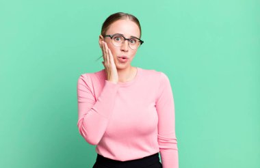 Şok oldum ve ağzım açık inanmamak için yüz yüze sarıldım.