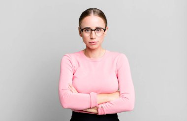 Hoşnutsuz ve hayal kırıklığına uğramış hissediyorum, ciddi görünüyor, kızgın ve çapraz kollara kızgın.